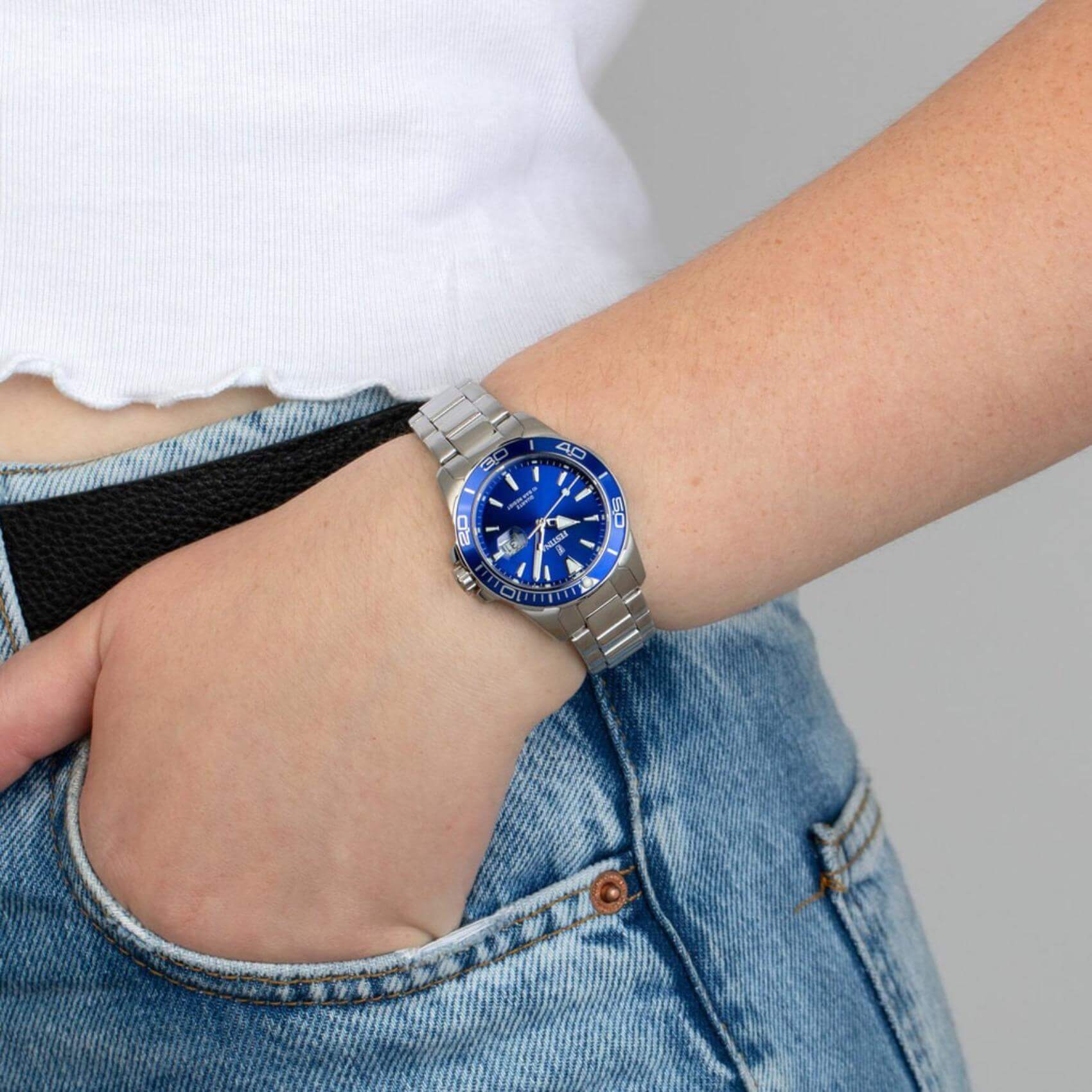 Γυναικείο ρολόι Festina Boyfriend F20503/3 με ασημί ατσάλινο μπρασελέ, μπλε καντραν, τζαμάκι από ορυκτό κρύσταλλο, μηχανισμό μπαταρίας quartz με ένδειξη ημερομηνίας και στρογγυλό στεφάνι με διάμετρο 34,5mm, αδιάβροχο στις 10ΑΤΜ-100Μ.