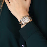 Αδιάβροχο ρολόι Festina Boyfriend F20505/1 με δίχρωμο ασημί-ροζ χρυσό μπρασελέ, λευκό καντράν με ζιργκόν και ένδειξη ημερομηνίας και στεφάνι διαμέτρου 34.5mm.