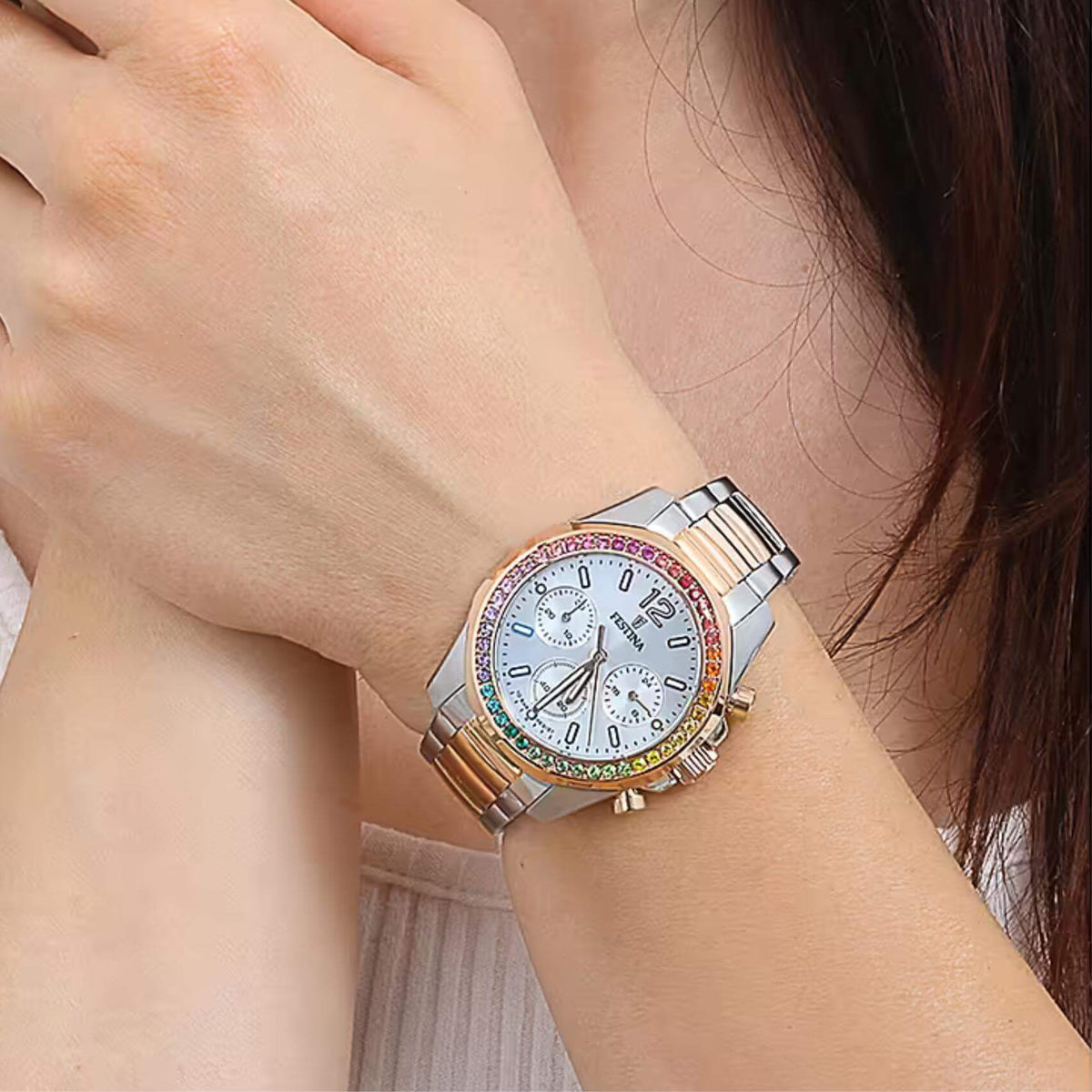 Ρολόι Festina Boyfriend F20608/2 με δίχρωμο ατσάλινο μπρασελέ, άσπρο καντραν, μηχανισμό μπαταρίας και στρογγυλό στεφάνι με διάμετρο 38,1mm με πολύχρωμα ζιργκόν, αδιάβροχο στις 10ΑΤΜ-100Μ.