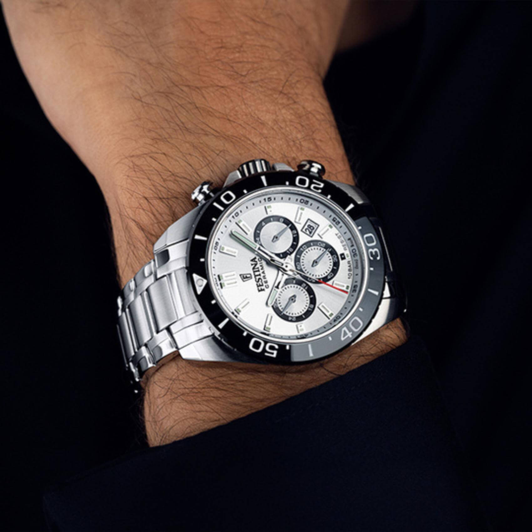 Αντρικό ρολόι Festina Ceramic F20575/1 με ασημί ατσάλινο μπρασελέ, μαύρο καντραν, μηχανισμό μπαταρίας με ένδειξη ημερομηνίας και λειτουργία χρονογράφου, στρογγυλό στεφάνι με διάμετρο 44mm, αδιάβροχο στις 10ΑΤΜ-100Μ.