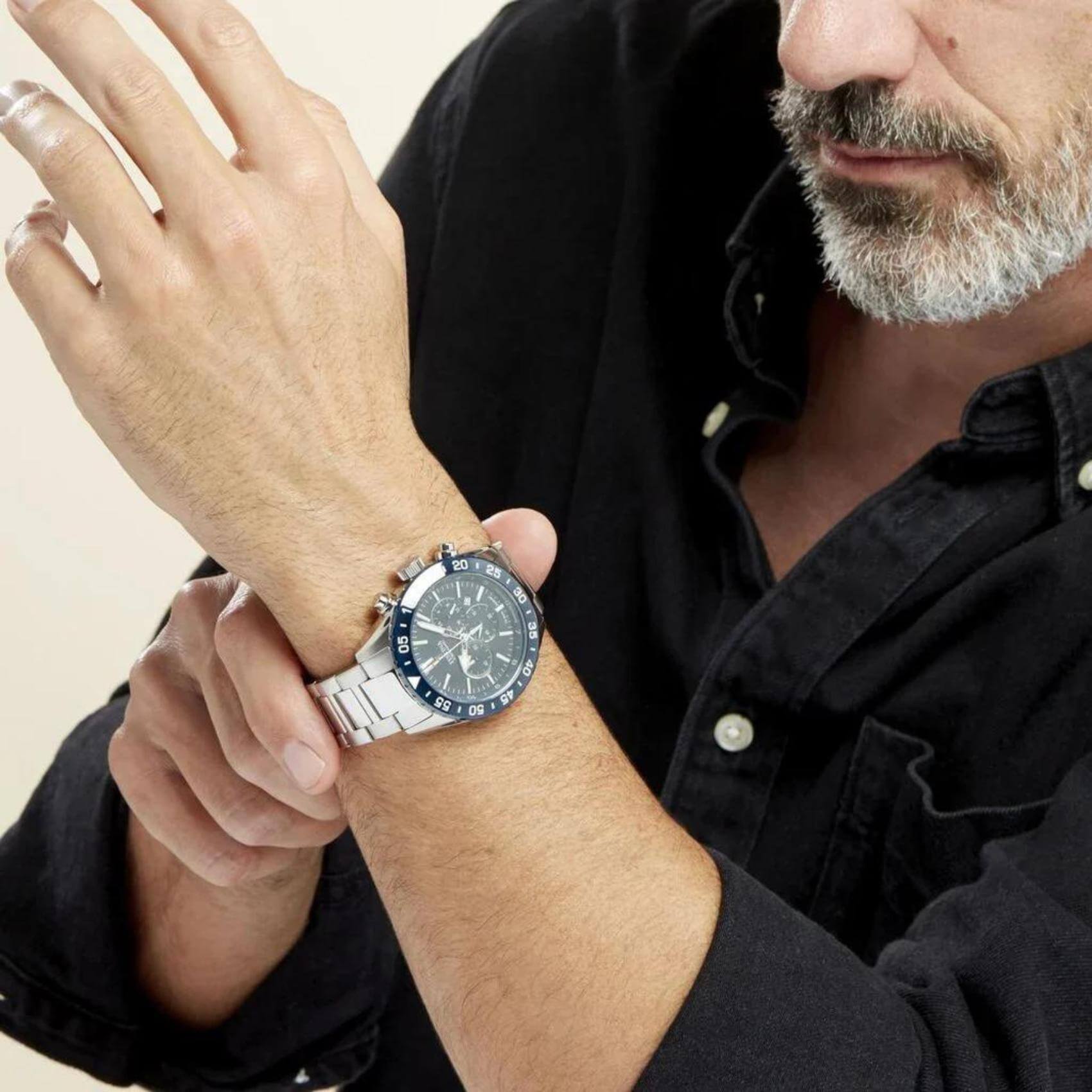 Αντρικό ρολόι Festina Ceramic F20575/2 με ασημί ατσάλινο μπρασελέ, μπλε καντραν, μηχανισμό μπαταρίας με ένδειξη ημερομηνίας και λειτουργία χρονογράφου, στρογγυλό στεφάνι με διάμετρο 44mm, αδιάβροχο στις 10ΑΤΜ-100Μ.