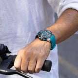 Αντρικό ρολόι Festina Chrono Bike 20642/3 με τιρκουάζ λουράκι σιλικόνης, μαύρο καντραν, μηχανισμό μπαταρίας με λειτουργία χρονογράφου και ένδειξη ημερομηνίας, στρογγυλό στεφάνι με διάμετρο 47mm, αδιάβροχο στις 10ΑΤΜ-100Μ.