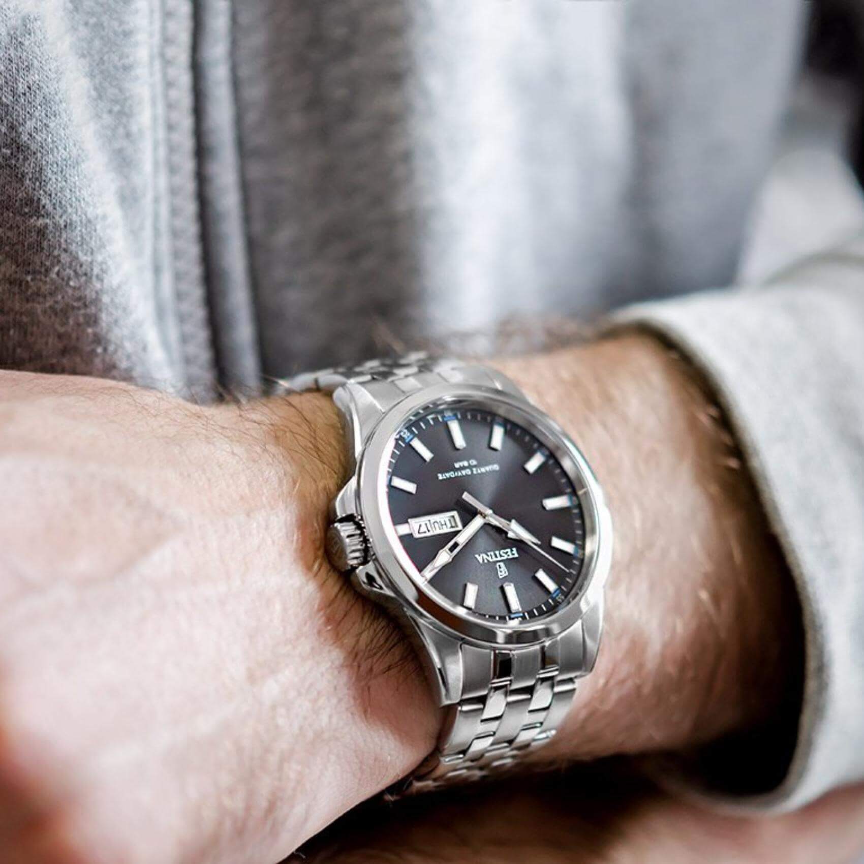 Ανδρικό ρολόι Festina Classics F20357/4 με ασημί ατσάλινο μπρασελέ, μαύρο καντραν, τζαμάκι από ορυκτό κρύσταλλο, μηχανισμό μπαταρίας quartz με ένδειξη ημερομηνίας-ημέρας και στρογγυλό στεφάνι με διάμετρο 41mm, αδιάβροχο στις 10ΑΤΜ-100Μ.