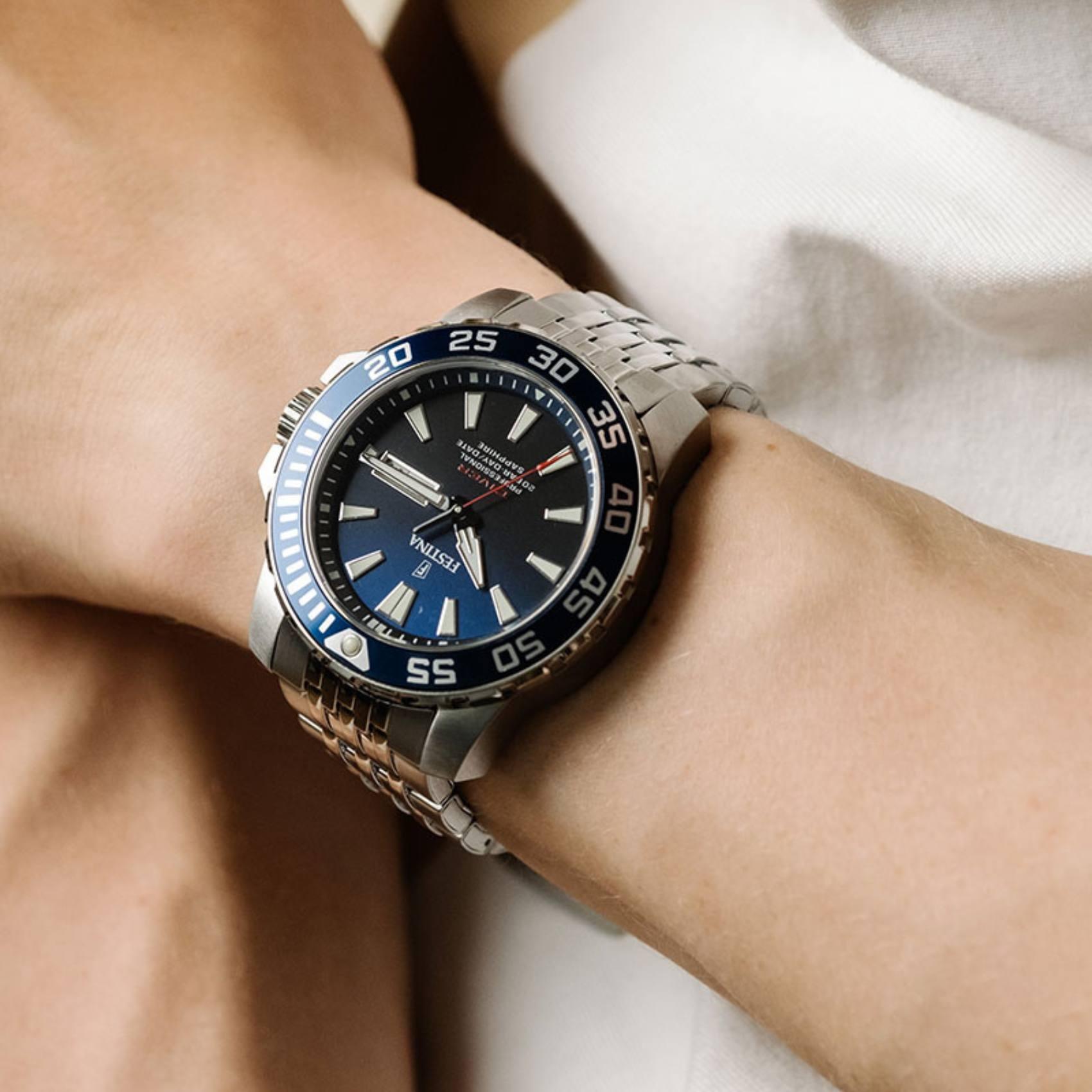 Καταδυτικό ρολόι Festina Diver F20661/1 με ένδειξη μερομηνίας/ημέρας, ασημί μπρασελέ, μπλε καντράν και στεφάνι διαμέτρου 45mm.