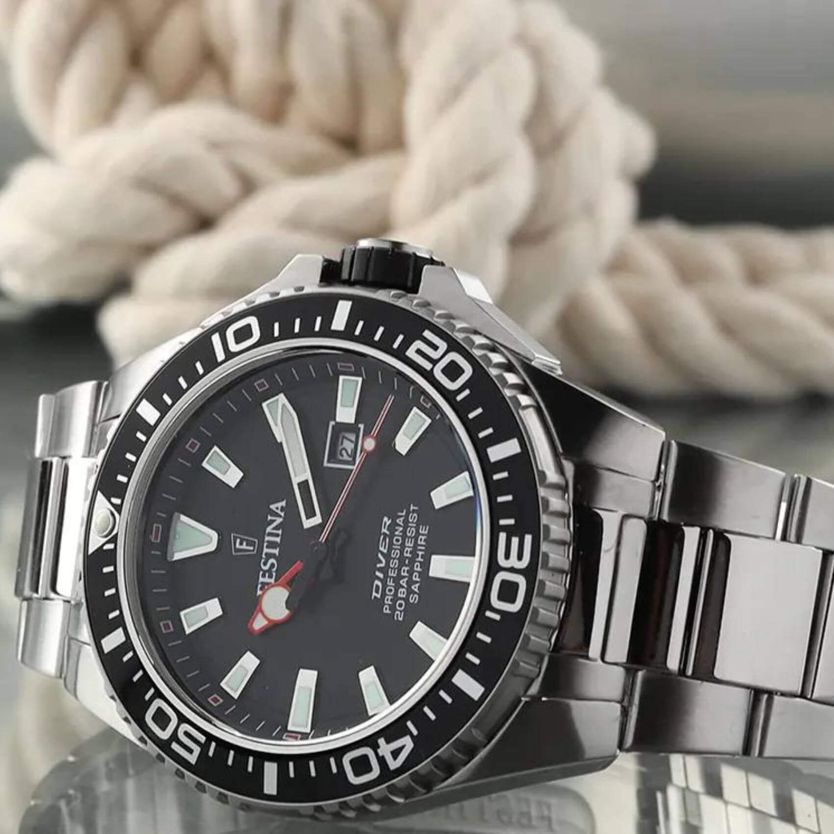 Καταδυτικό ρολόι Festina Diver Proffesional F20663/3 με ασημί μπρασελέ, μαύρο καντραν με ένδειξη ημερομηνίας, στεγανότητα 20 ATM και κάσα με διάμετρο 45,7m.