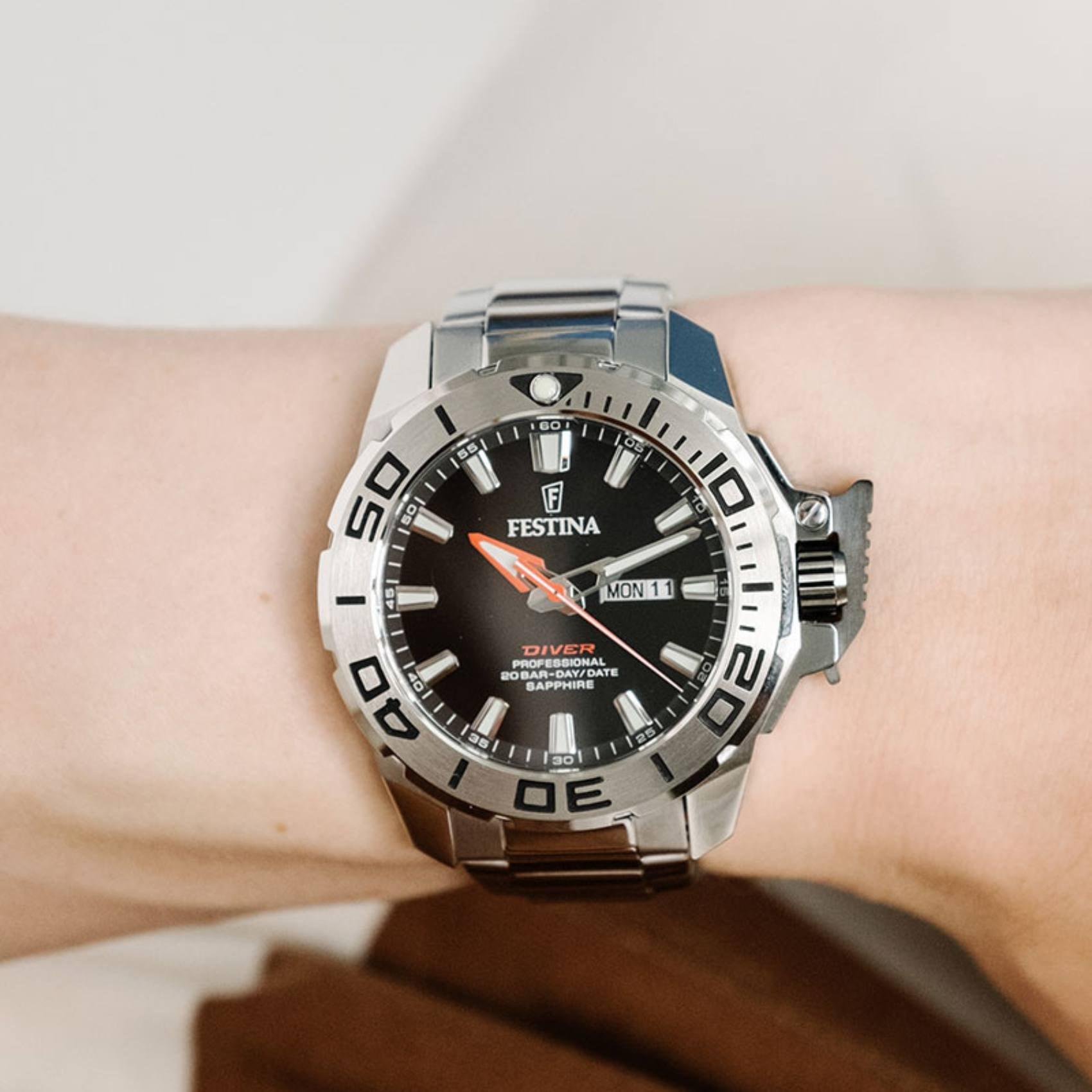 Καταδυτικό ρολόι Festina Diver Proffesional F20665/4 με ασημί μπρασελέ, μαύρο καντραν με ένδειξη ημερομηνίας, στεγανότητα 20 ATM και κάσα με διάμετρο 45m.