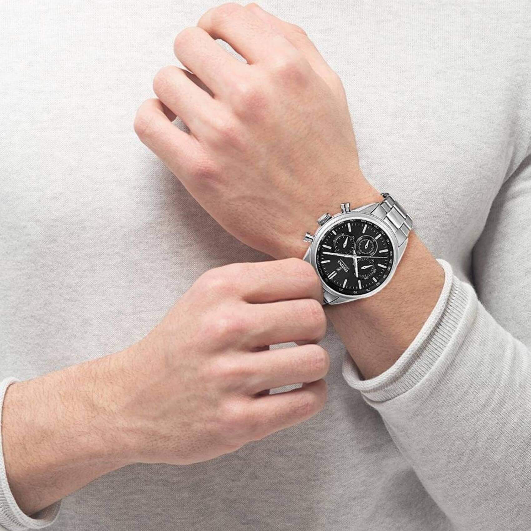 Ρολόι Festina F16820/4 χρονογράφος με ασημί ατσάλινο μπρασελέ, μαύρο καντραν, μηχανισμό μπαταρίας, στρογγυλό στεφάνι με διάμετρο 44mm αδιάβροχο στις 5ΑΤΜ-50Μ.
