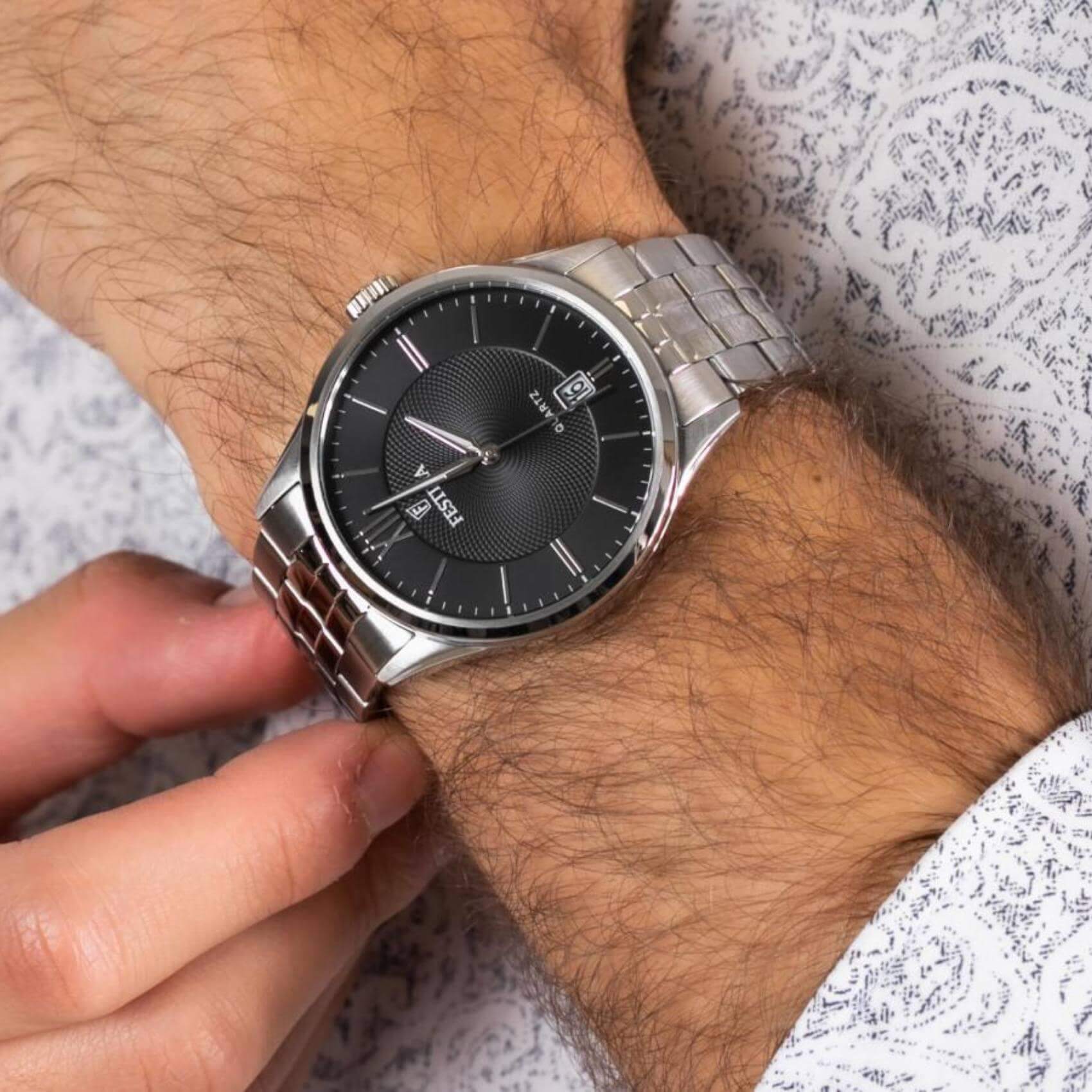 Ρολόι Festina Classics F20425/3 με ασημί ατσάλινο μπρασελέ, μαύρο καντραν, μηχανισμό μπαταρίας με ένδειξη ημερομηνίας, στρογγυλό στεφάνι με διάμετρο 43mm αδιάβροχο στις 5ΑΤΜ-50Μ.