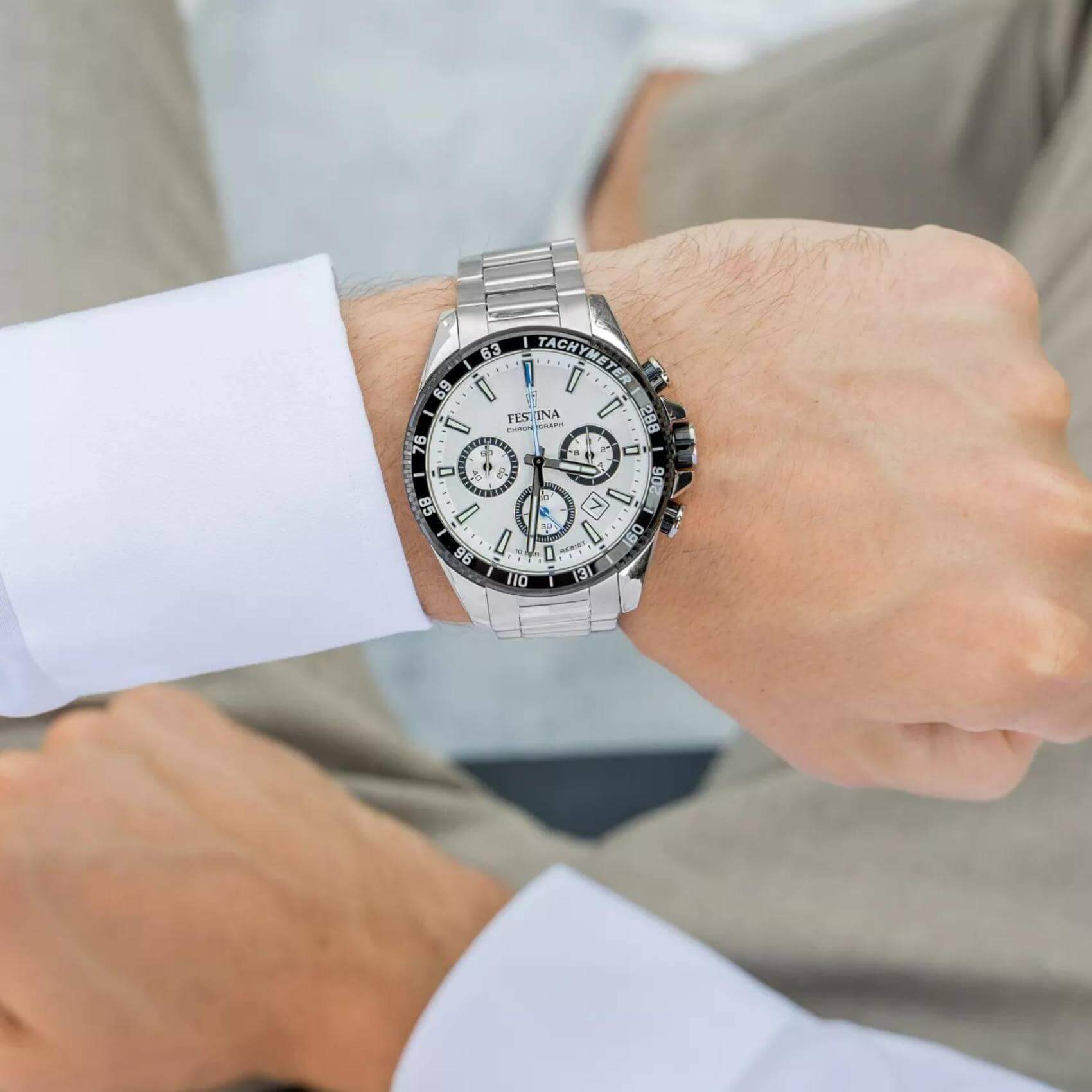 Ρολόι Festina F20560/1 χρονογράφος με ασημί ατσάλινο μπρασελέ, άσπρο καντραν, μηχανισμό μπαταρίας, στρογγυλό στεφάνι με διάμετρο 45mm και ένδειξη ημερομηνίας αδιάβροχο στις 10ΑΤΜ-100Μ.