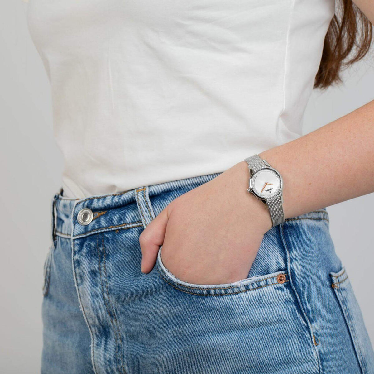 Ρολόι Festina Mademoiselle F20494/1 με ασημί ατσάλινο μπρασελέ, άσπρο καντραν με ζιργκόν, μηχανισμό μπαταρίας και στρογγυλό σχήμα με διάμετρο 30mm αδιάβροχο στις 5ΑΤΜ-50Μ.