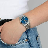 Γυναικείο ρολόι Festina Mademoiselle F20582/3 με ασημί ατσάλινο μπρασελέ, μπλε καντραν με ζιργκόν, μηχανισμό μπαταρίας στρογγυλό στεφάνι με διάμετρο 34mm, αδιάβροχο στις 5ΑΤΜ-50Μ.