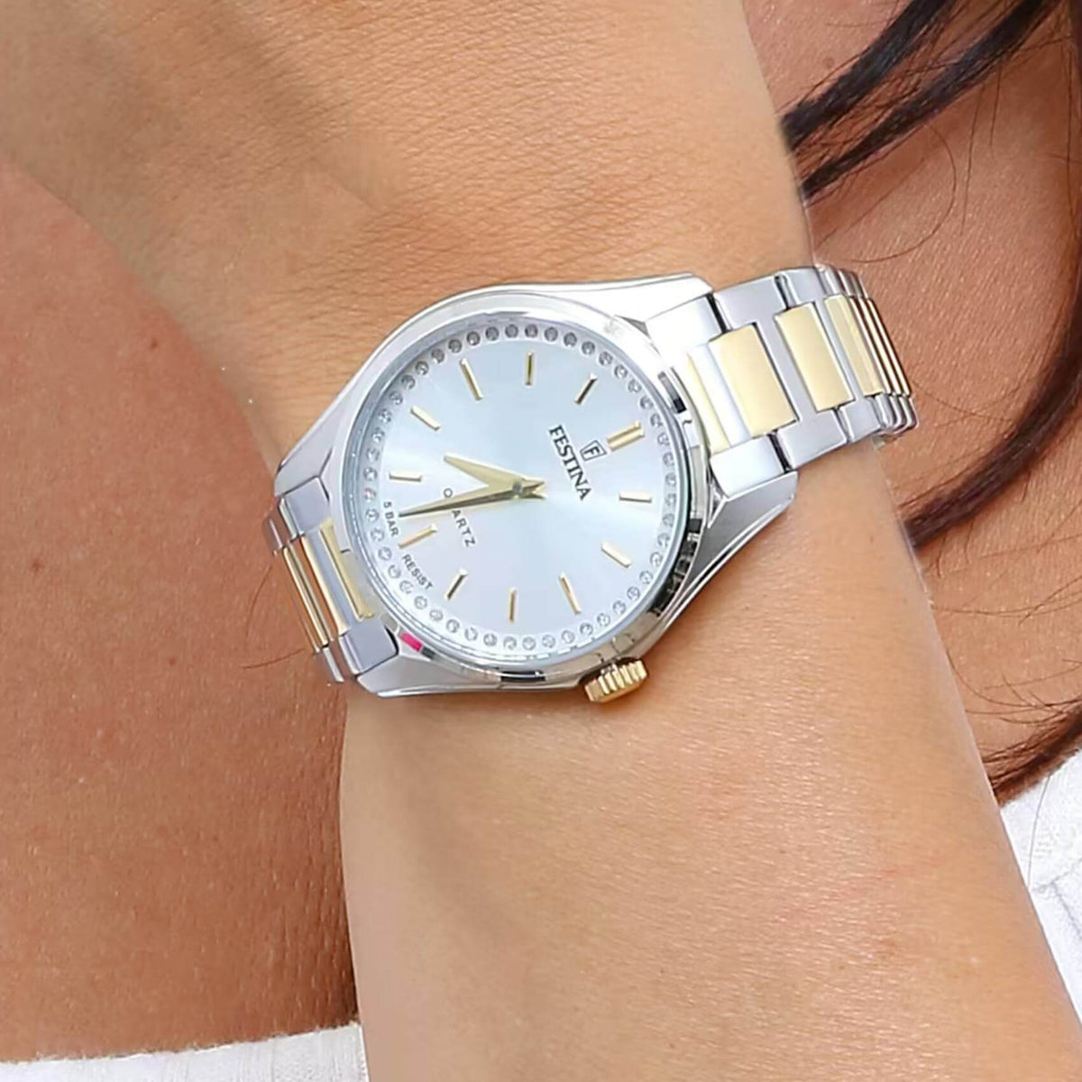 Γυναικείο ρολόι Festina Mademoiselle F20619/1 με δίχρωμο ασημί-χρυσό ατσάλινο μπρασελέ, ασημί καντραν με ζιργκόν, μηχανισμό μπαταρίας, στρογγυλό στεφάνι με διάμετρο 35,5mm αδιάβροχο στις 5ΑΤΜ-50Μ.