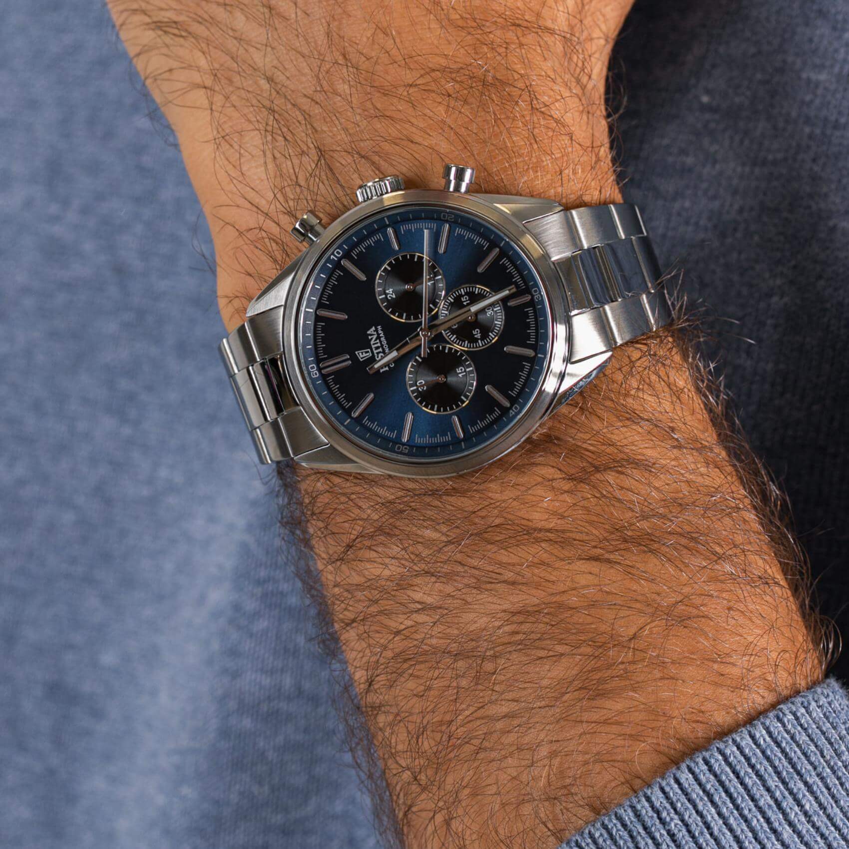 Αντρικό ρολόι Festina F16820/2 με ασημί ατσάλινο μπρασελέ, μπλε καντραν, μηχανισμό μπαταρίας quartz με ένδειξη ημερομηνίας και λειτουργία χρονογράφου, στρογγυλό στεφάνι με διάμετρο 43,5mm, αδιάβροχο στις 5ΑΤΜ-50Μ.