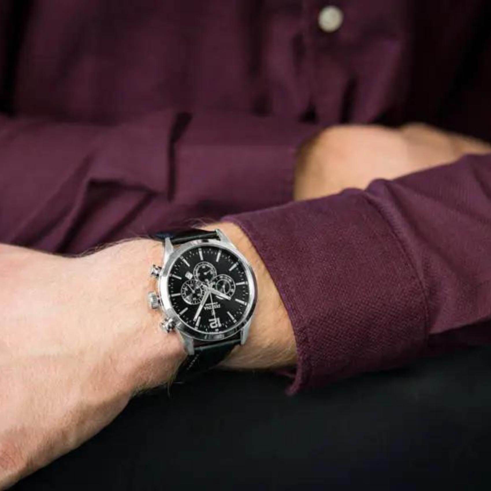 Αντρικό ρολόι Festina F20542/5 με μαύρο δερμάτινο λουράκι, μαύρο καντραν, μηχανισμό μπαταρίας quartz με ένδειξη ημερομηνίας και λειτουργία χρονογράφου, στρογγυλό στεφάνι με διάμετρο 43,5mm, αδιάβροχο στις 5ΑΤΜ-50Μ.