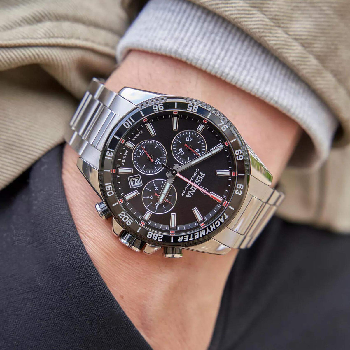 Αντρικό ρολόι Festina F20560/6 με ασημί ατσάλινο μπρασελέ, μαύρο καντραν, μηχανισμό μπαταρίας με ένδειξη ημερομηνίας και λειτουργία χρονογράφου, στρογγυλό στεφάνι με διάμετρο 45mm, αδιάβροχο στις 10ΑΤΜ-100Μ.