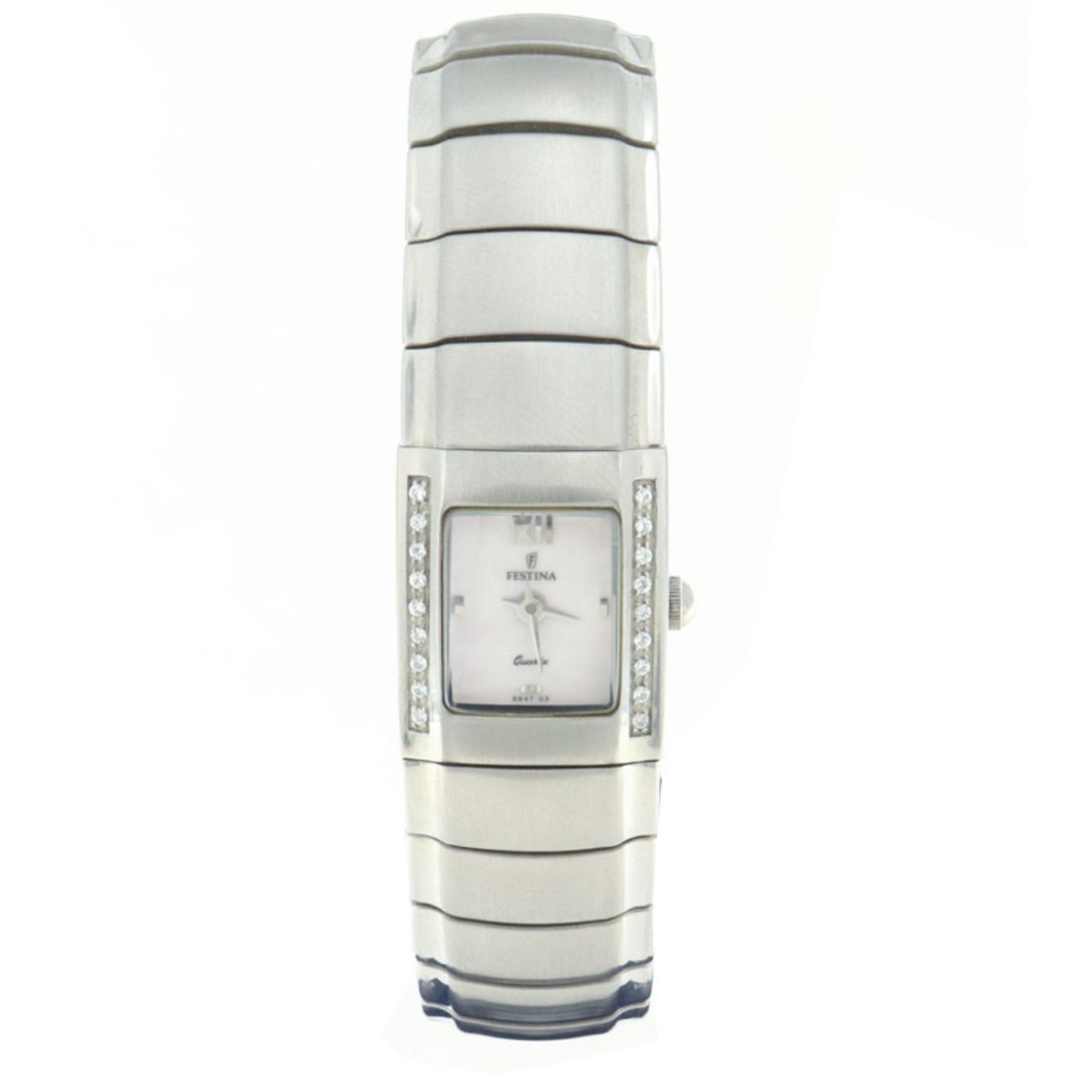 Γυναικείο ρολόι Festina vintage f8947/1 με τετράγωνο σχήμα και ασημί ατσάλινο μπρασελέ, άσπρο καντράν διαστάσεων 20Χ20mm. 