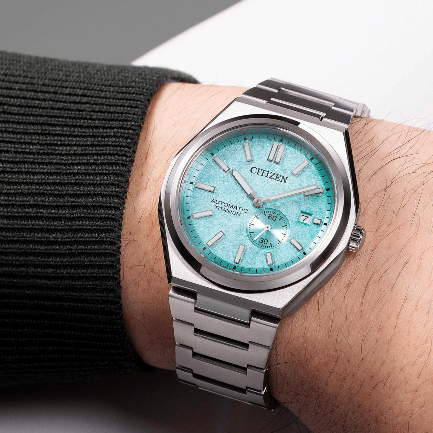 Ανδρικό ρολόι Citizen Automatic Super Titanium NJ0180-80M φορεμένο στο χέρι 