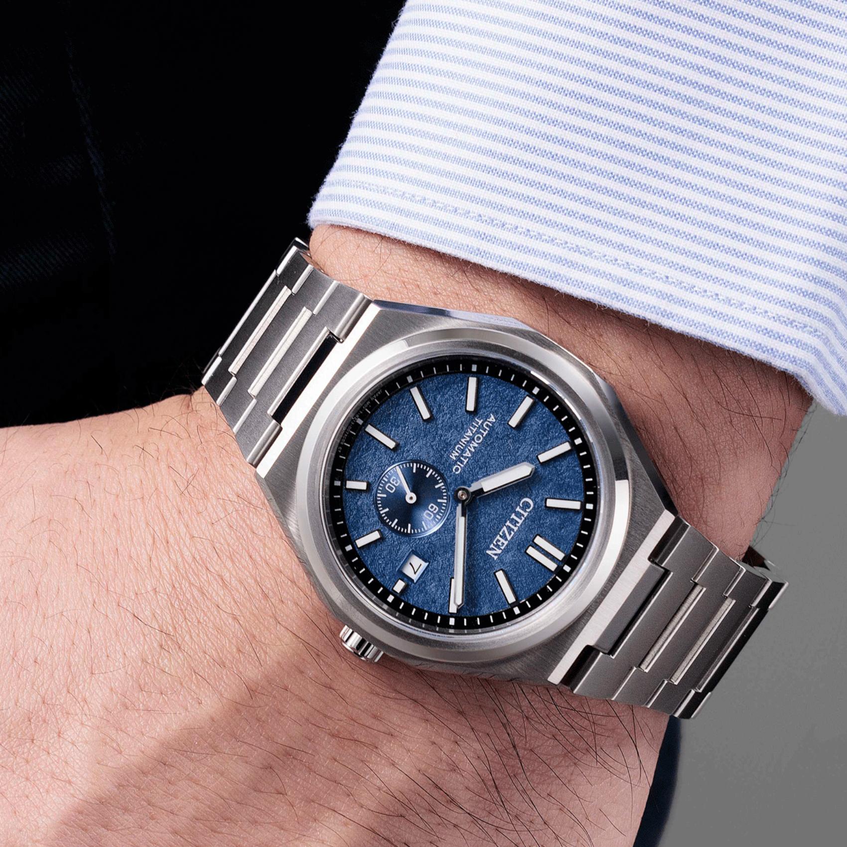 Αυτόματο ανδρικό ρολόι Citizen Zenshin NJ0180-80L από σούπερ τιτάνιο με μπλε καντράν φορεμένο στον καρπό