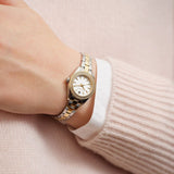 Γυναικείο ρολόι Gant Fairhaven Bijou G194102 φορεμένο στον καρπό, με δίχρωμο μπρασελέ και λευκό καντράν με ζιργκόν.