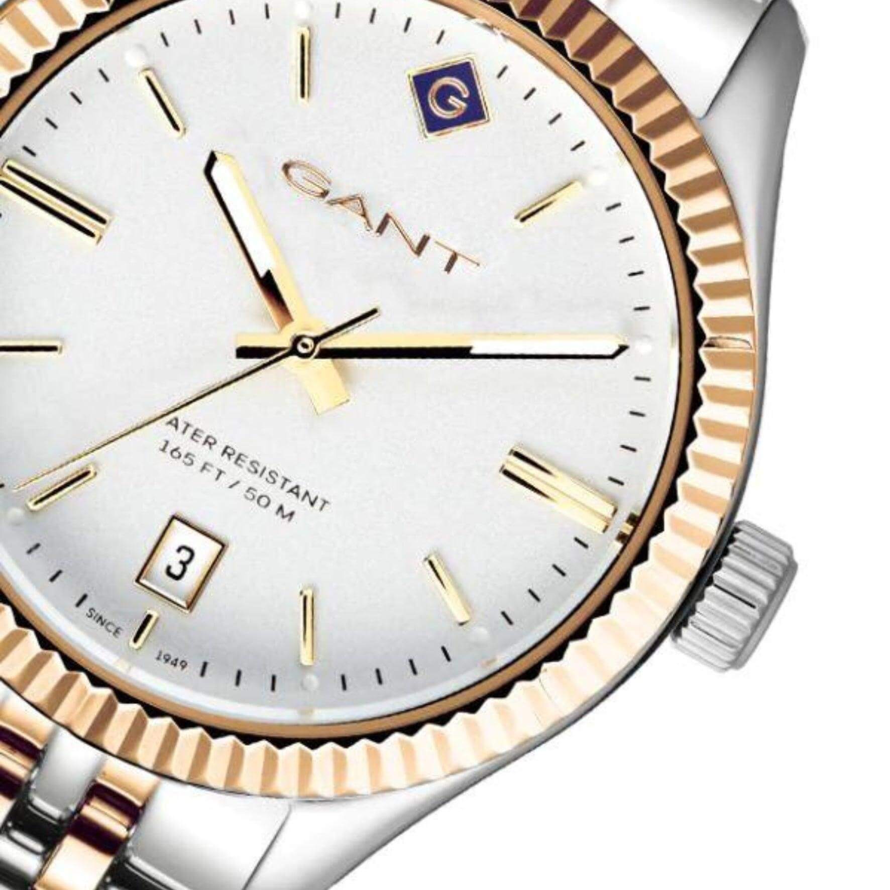 Γυναικείο ρολόι Gant Sussex G136009 με δίχρωμο ασημί-χρυσό ατσάλινο μπρασελέ, άσπρο καντραν, τζαμάκι από ορυκτο κρύσταλλο μηχανισμό μπαταρίας με ένδειξη ημερομηνίας και στρογγυλό στεφάνι διαμέτρου 34mm, αδιάβροχο στις 5ΑΤΜ-50Μ.