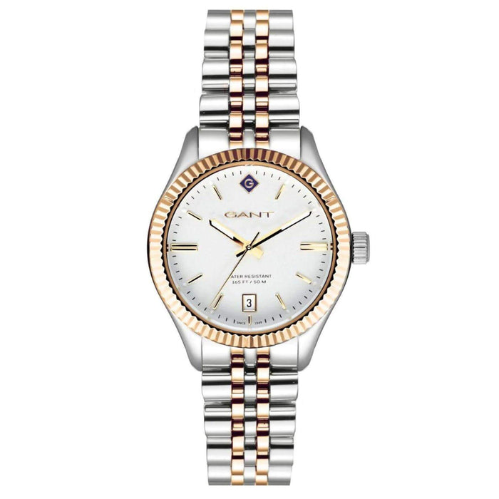 Γυναικείο ρολόι Gant Sussex G136009 με δίχρωμο ασημί-χρυσό ατσάλινο μπρασελέ, άσπρο καντραν, τζαμάκι από ορυκτο κρύσταλλο μηχανισμό μπαταρίας με ένδειξη ημερομηνίας και στρογγυλό στεφάνι διαμέτρου 34mm, αδιάβροχο στις 5ΑΤΜ-50Μ.