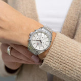 Γυναικείο ρολόι Tommy Hilfiger Kenzie 1782557 με ασημί ατσάλινο μπρασελέ και ασημί καντράν διαμέτρου 40mm με ζιργκόν.