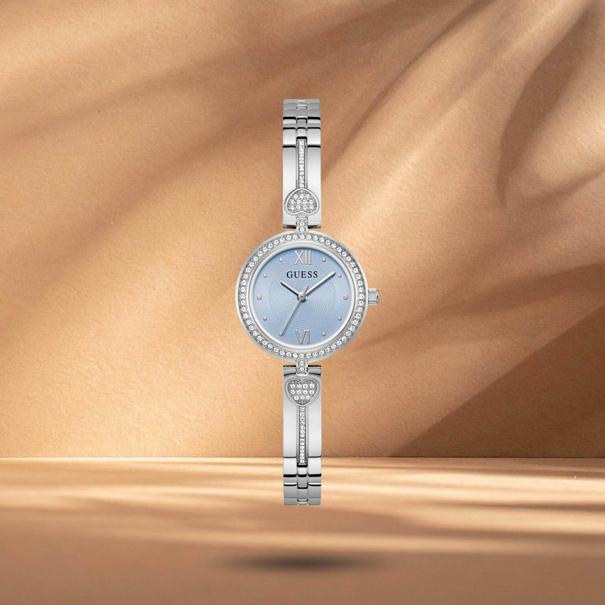 Guess GW0655L4 γυναικείο ρολόι Lovey με ασημί μπρασελέ, γαλάζιο καντράν 27mm και ζιργκόν.