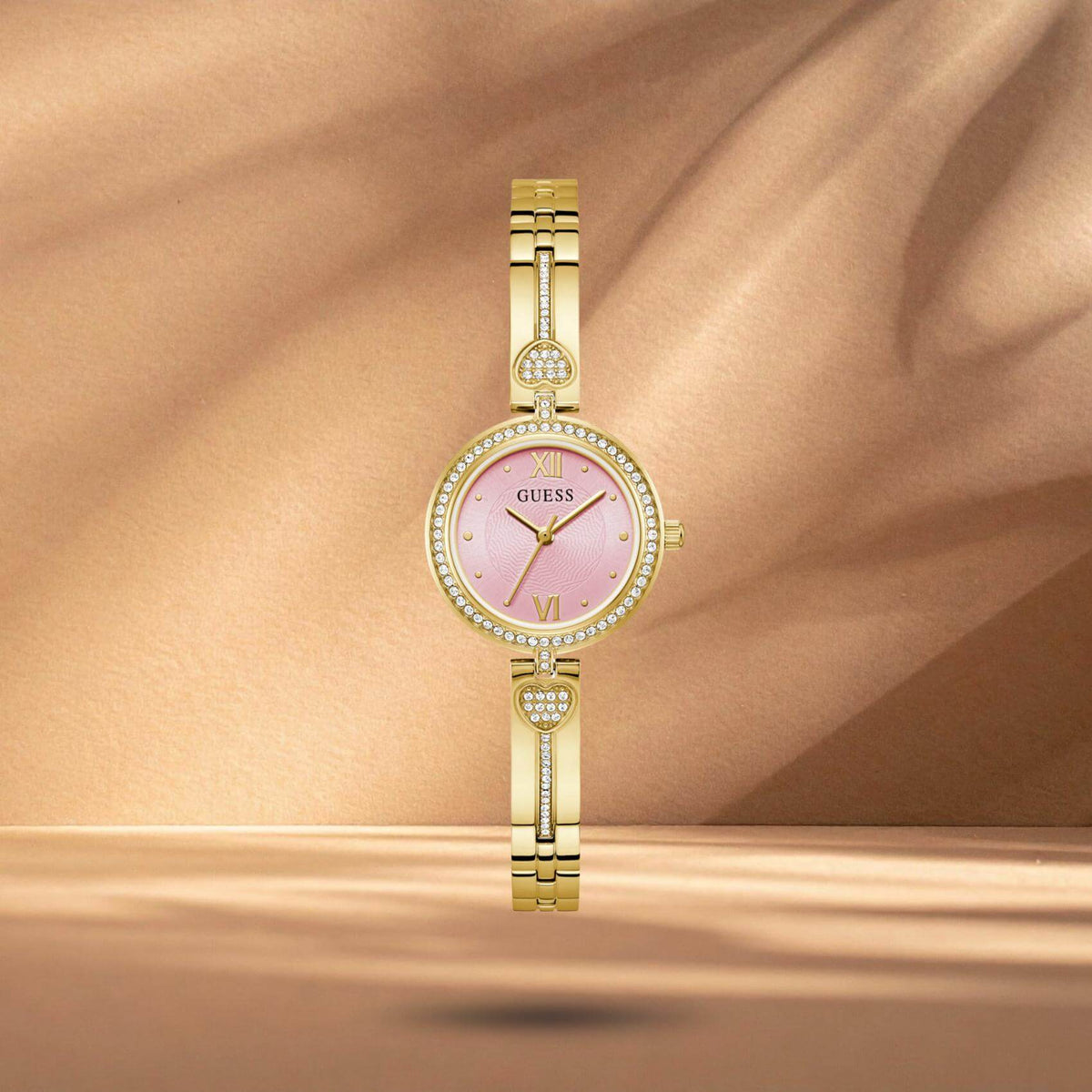 Guess GW0655L5 γυναικείο ρολόι Lovey με χρυσό μπρασελέ, ροζ καντράν 27mm και ζιργκόν.