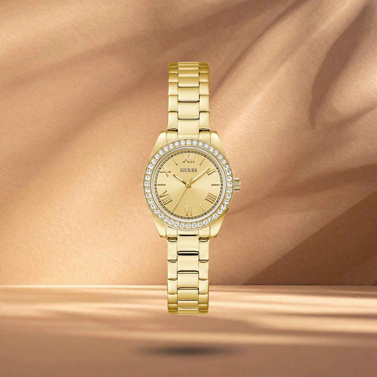 Guess GW0841L7 γυναικείο ρολόι Mini Luna με χρυσό μπρασελέ, χρυσό καντράν 30mm και στεφάνη με ζιργκόν.