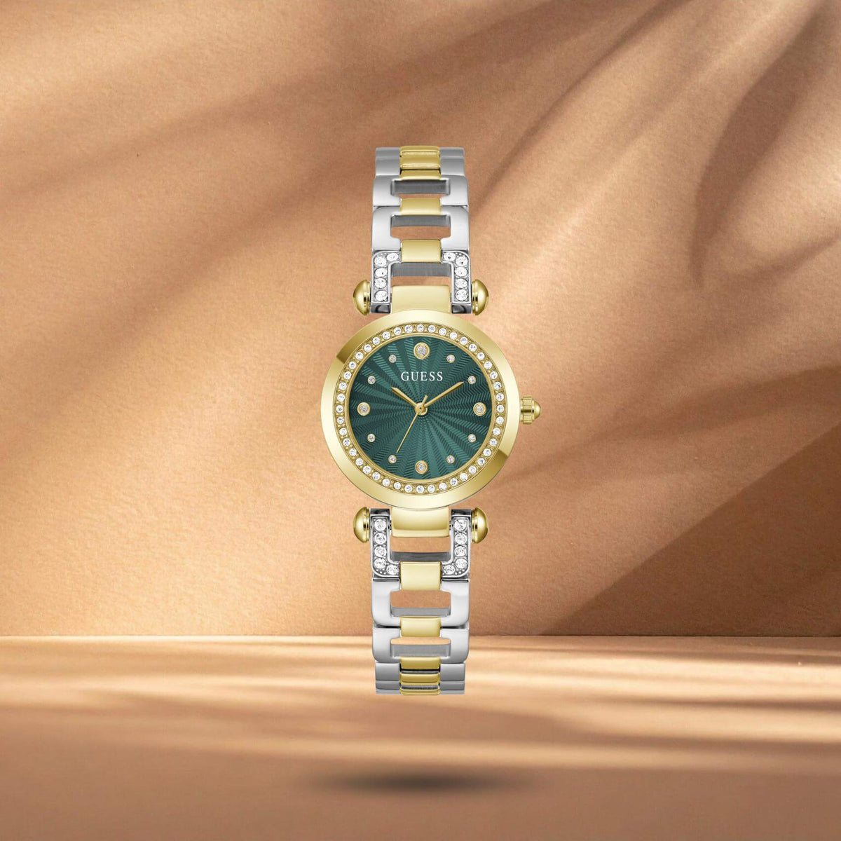 Guess GW0869L1 γυναικείο ρολόι Ginger με δίχρωμο μπρασελέ ιδιαίτερου σχεδίου, πράσινο καντράν 30mm και χρυσές λεπτομέρειες.