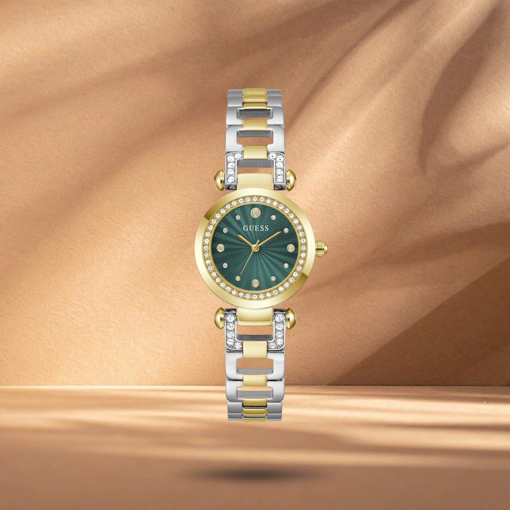 Guess GW0869L1 γυναικείο ρολόι Ginger με δίχρωμο μπρασελέ ιδιαίτερου σχεδίου, πράσινο καντράν 30mm και χρυσές λεπτομέρειες.