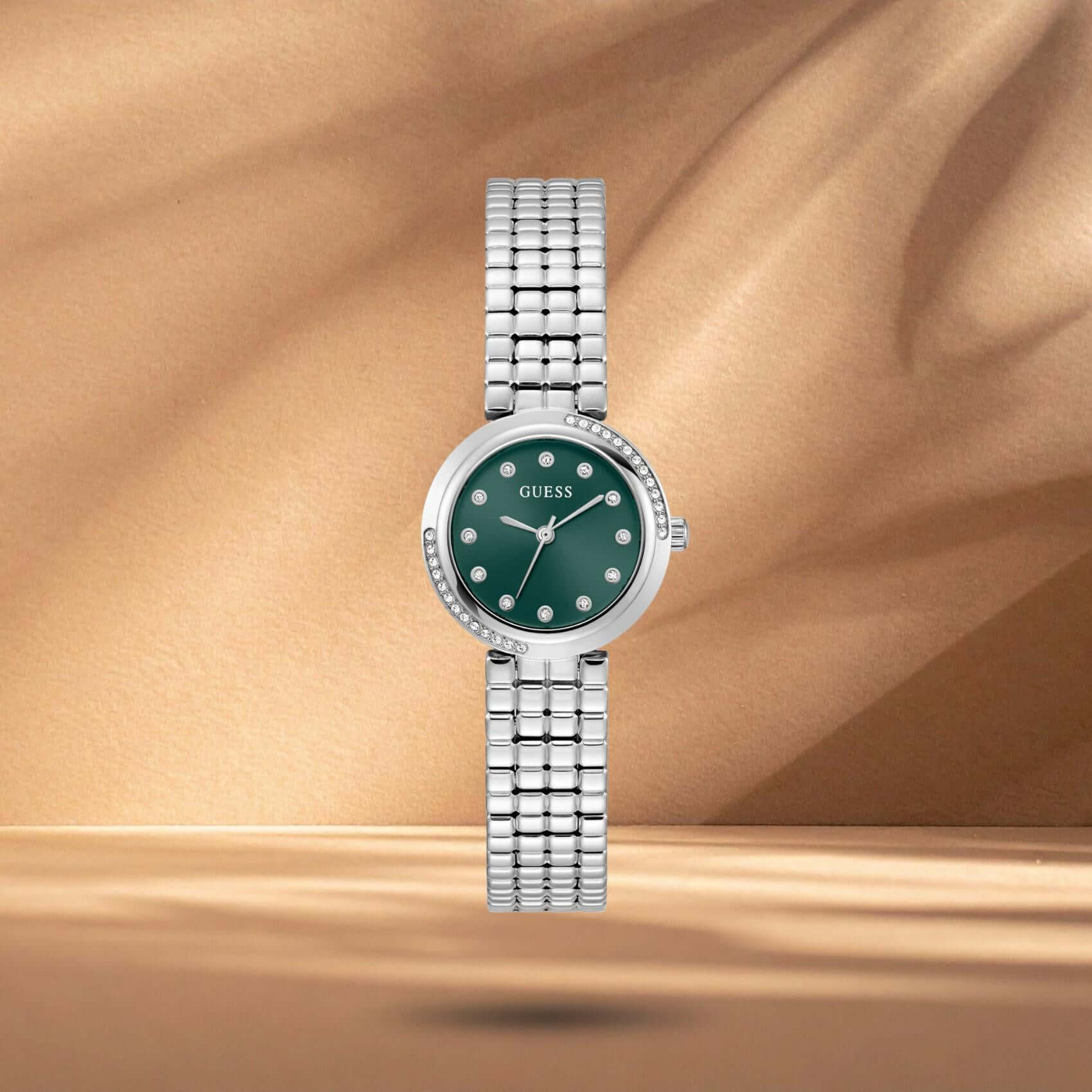 Guess GW0930L1 γυναικείο ρολόι με ασημί ατσάλινο μπρασελέ, πράσινο καντράν διαμέτρου 28mm και στεφάνη διακοσμημένη με ζιργκόν.