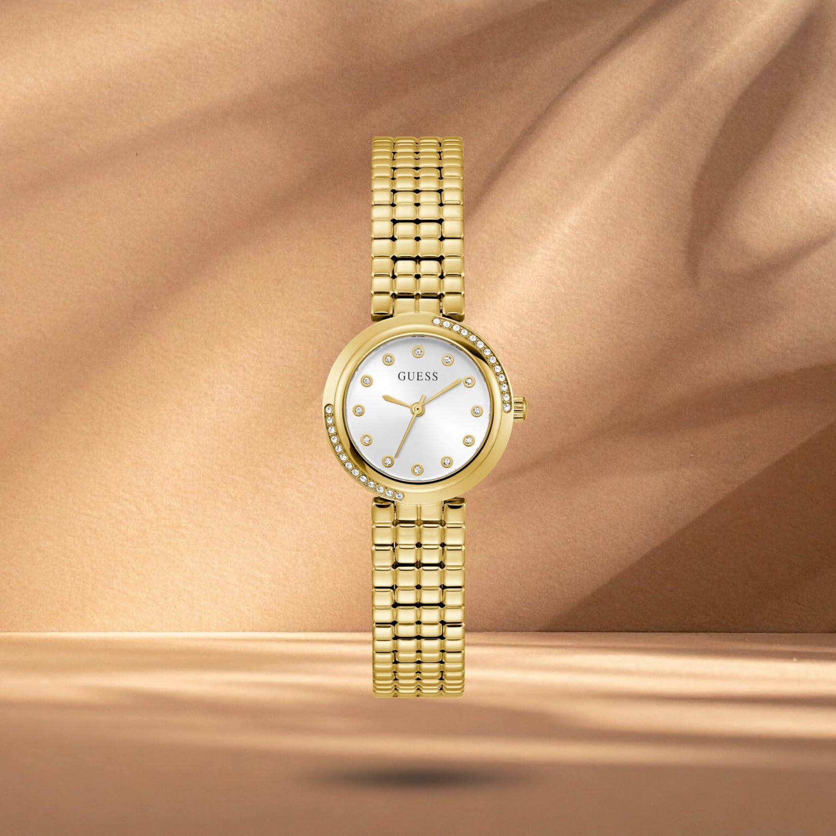 Guess GW0930L2 γυναικείο ρολόι με χρυσό ατσάλινο μπρασελέ, λευκό καντράν διαμέτρου 28mm και στεφάνη διακοσμημένη με ζιργκόν.