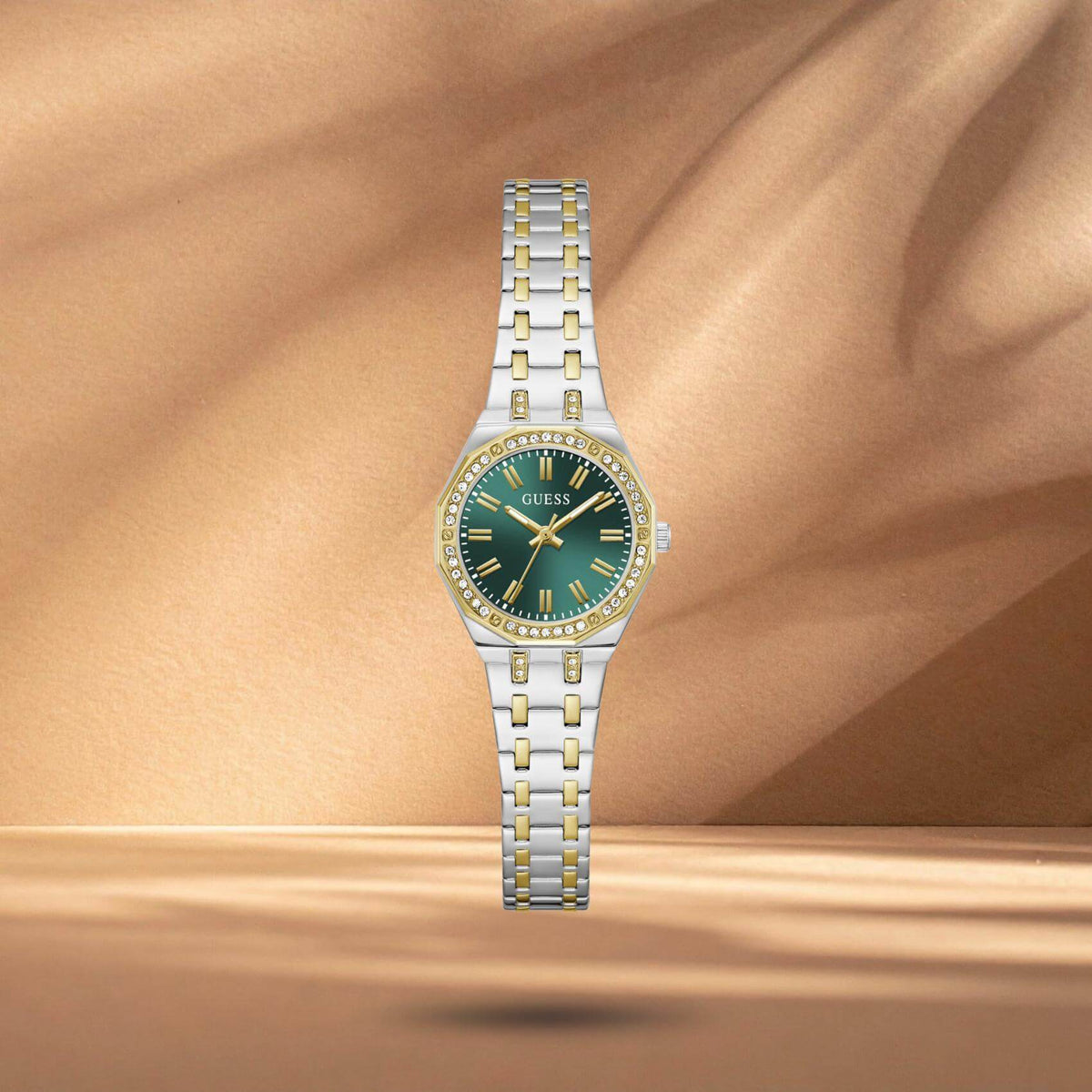 Guess GW0931L8 γυναικείο ρολόι Pixie με δίχρωμο μπρασελέ σε ασημί και χρυσό χρώμα, πράσινο καντράν 25mm και χρυσές λεπτομέρειες.