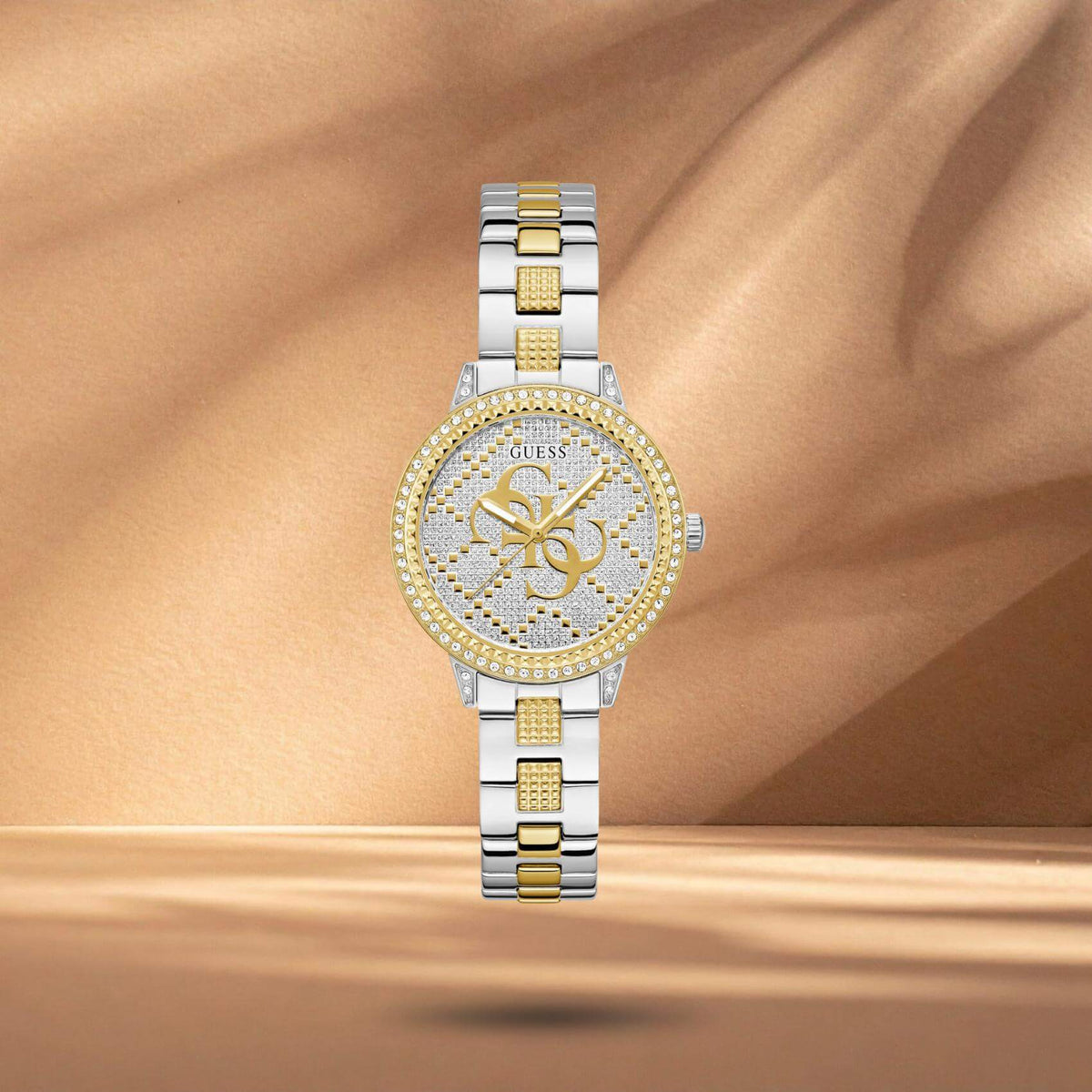 Guess G Lace GW0944L3 γυναικείο ρολόι με δίχρωμο ατσάλινο μπρασελέ σε ασημί και χρυσό χρώμα, ασημί καντράν διαμέτρου 34mm με χρυσές λεπτομέρειες και στεφάνη διακοσμημένη με ζιργκόν.