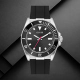 Guess GW0969G1 ανδρικό ρολόι με μαύρο λουράκι από καουτσούκ, μαύρο καντράν διαμέτρου 41mm και ασημί λεπτομέρειες.