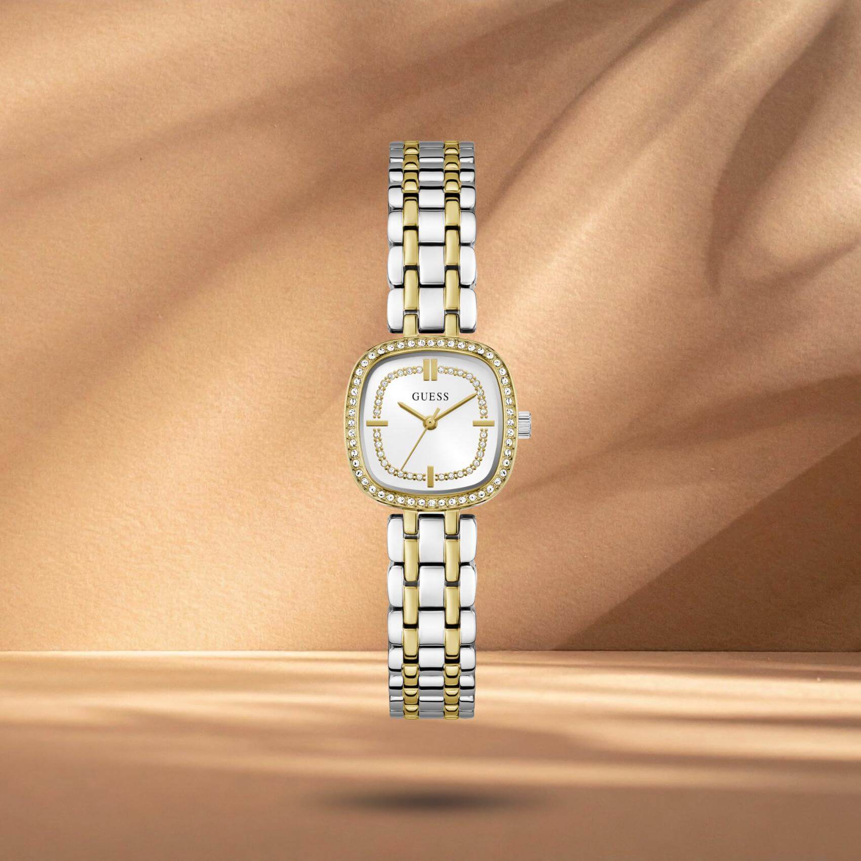 Guess GW1018L3 γυναικείο ρολόι Hazel με δίχρωμο μπρασελέ σε ασημί-χρυσό χρώμα, ασημί τετράγωνο καντράν 25mm και ζιργκόν.