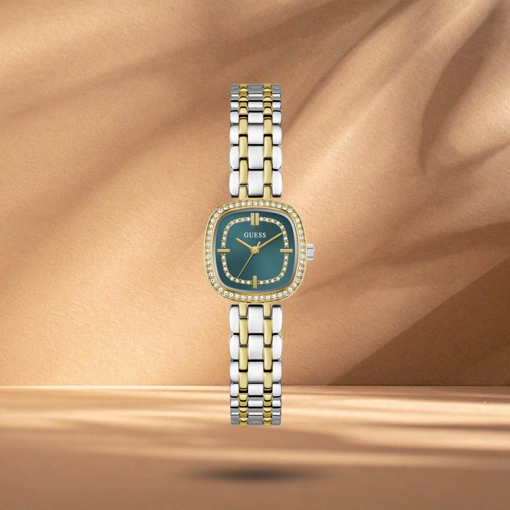 Guess GW1018L6 γυναικείο ρολόι Hazel με δίχρωμο μπρασελέ σε ασημί-χρυσό χρώμα, πράσινο τετράγωνο καντράν 25mm και ζιργκόν.