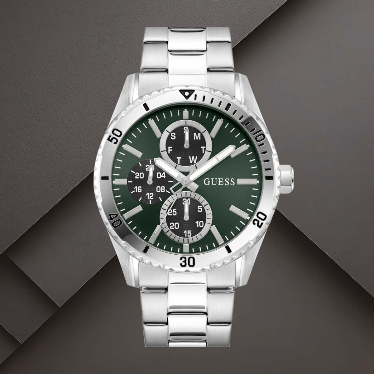 Guess GW1061G1 ανδρικό ρολόι με ασημί ατσάλινο μπρασελέ, πράσινο καντράν διαμέτρου 43mm και ασημί λεπτομέρειες.