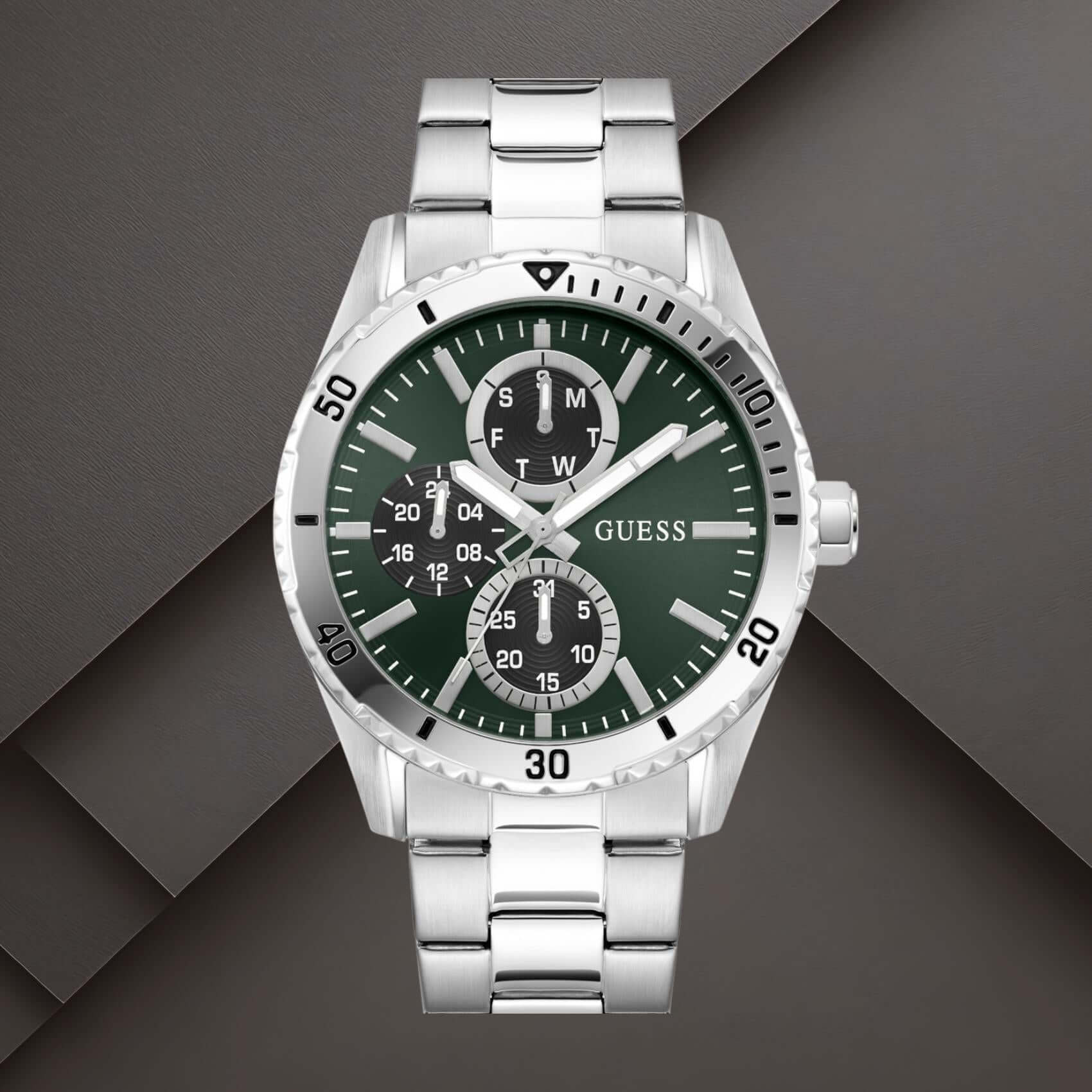 Guess GW1061G1 ανδρικό ρολόι με ασημί ατσάλινο μπρασελέ, πράσινο καντράν διαμέτρου 43mm και ασημί λεπτομέρειες.