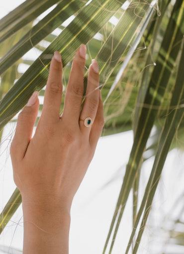 Γυναικείο δαχτυλίδι φορεμένο σε γυναικείο χέρι.