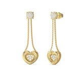 Γυναικεία κρεμαστά σκουλαρίκια Guess L.O.V.E. JUBE05462JWYGT/U από ανοξείδωτο ατσάλι σε χρυσό χρώμα με καρδιές και ζιργκόν.