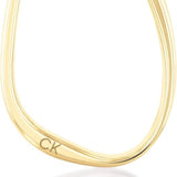 Λεπτομέρεια του χαραγμένου λογότυπου στα γυναικεία σκουλαρίκια–κρίκους Calvin Klein 35000451 σε χρυσό χρώμα.