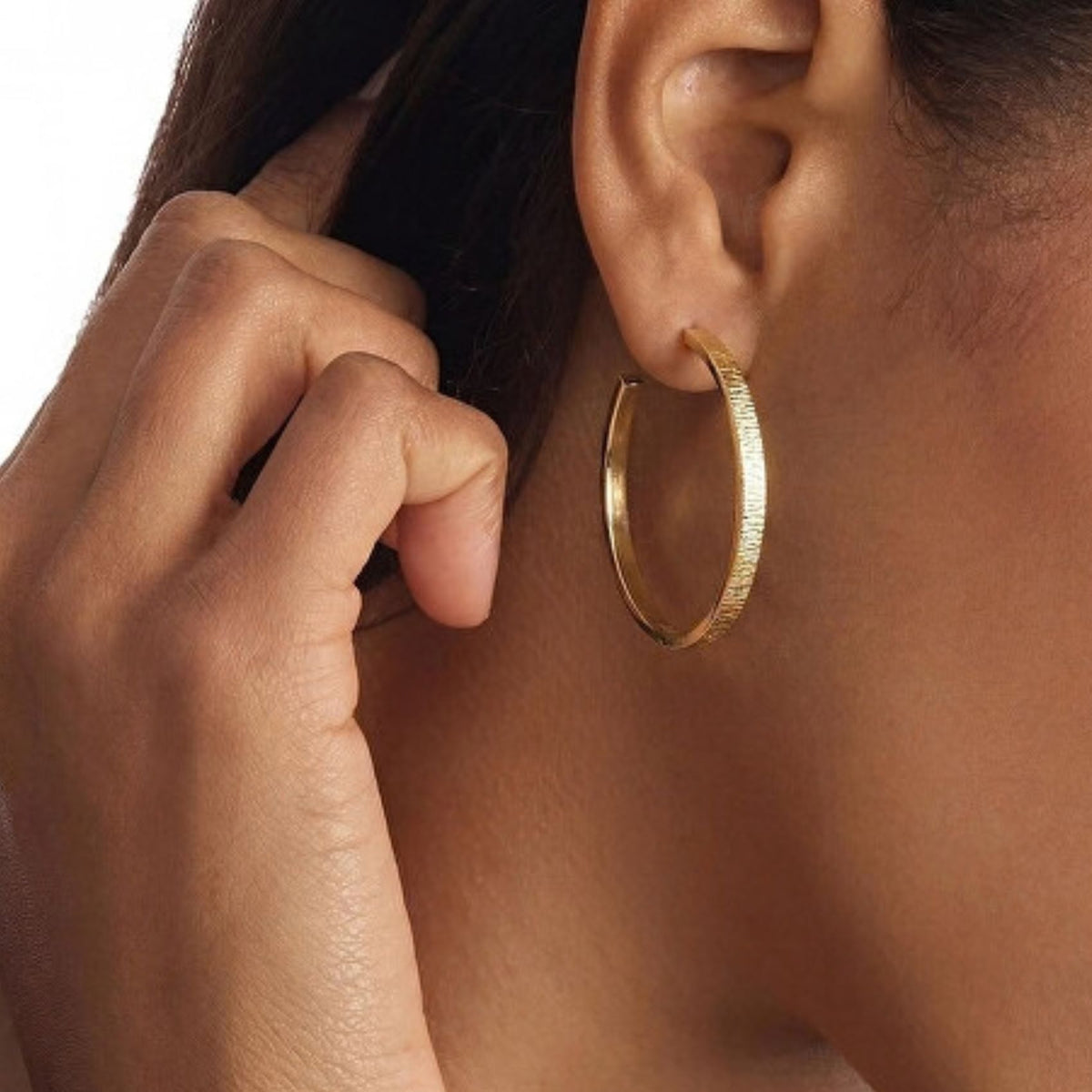 Γυναικεία σκουλαρίκια Calvin Klein 35001011 χρυσά από ανοξείδωτο ατσάλι φορεμένα
