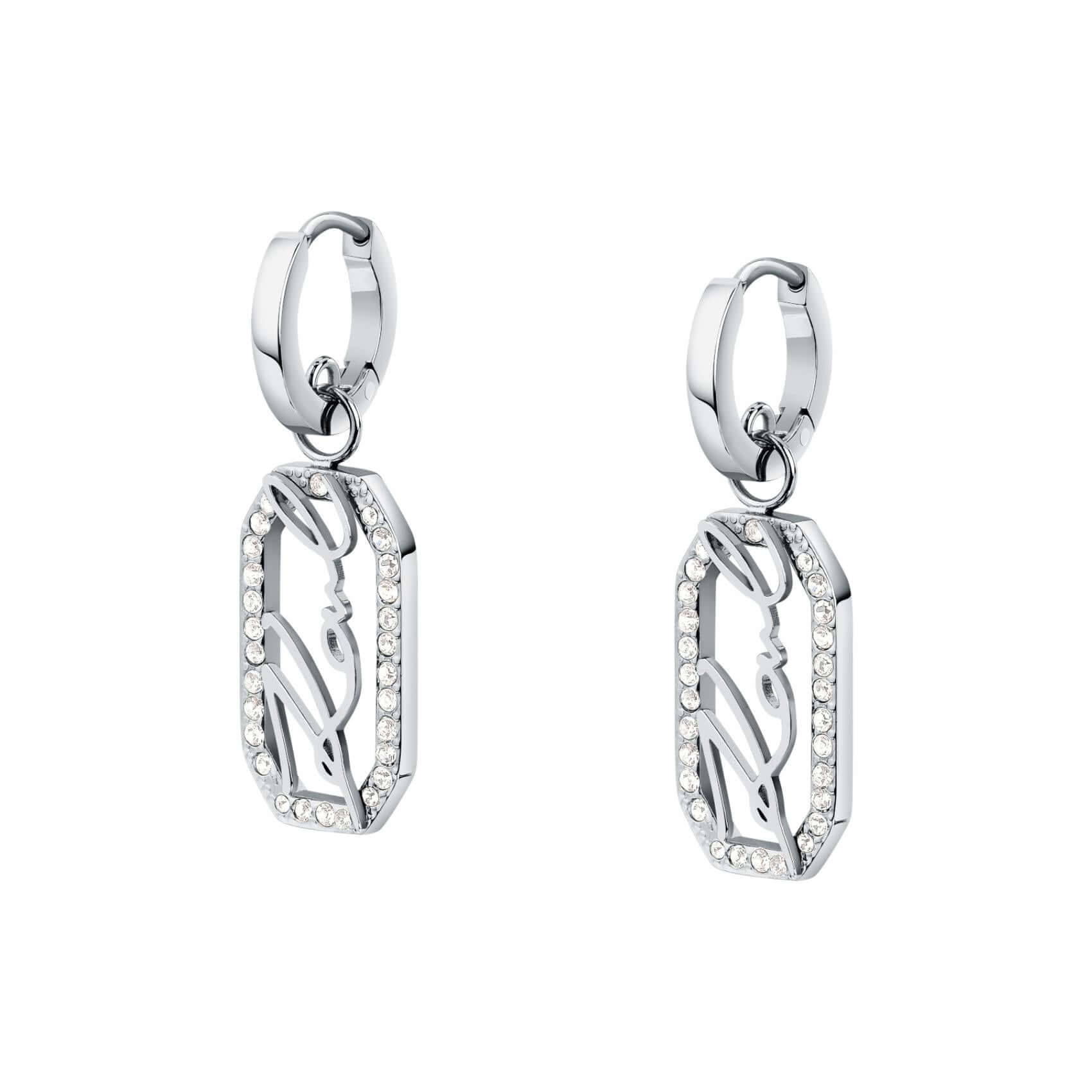 Γυναικεία σκουλαρίκια Karl Lagerfeld Crystals KLAYC46 σε διαγώνια λήψη από ανοξείδωτο ατσάλι σε ασημί χρώμα με ζιργκόν και λογότυπο.