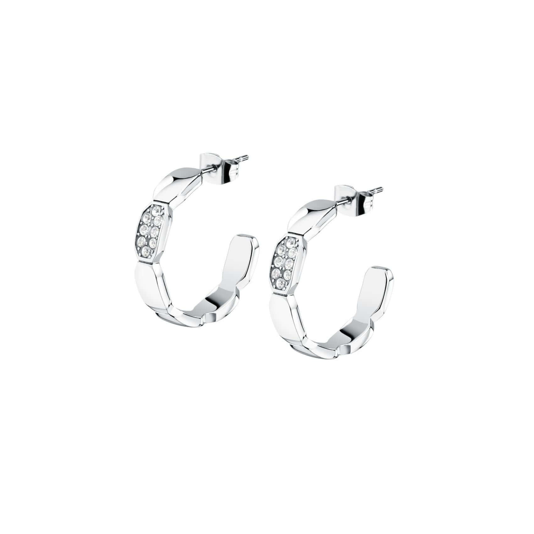 Γυναικεία σκουλαρίκια Karl Lagerfeld Crystals KLAYC66 σε διαγώνια λήψη από ανοξείδωτο ατσάλι σε ασημί χρώμα με ζιργκόν.