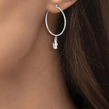 Μεσαίοι κρίκοι από ανοξείδωτο ατσάλι σε ασημί χρώμα διακοσμημένοι με το λογότυπο του brand, φορμένοι 2040375