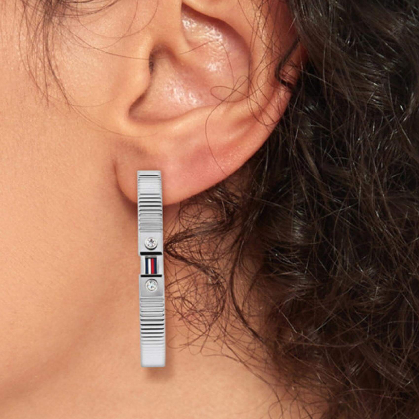 Γυναικεία σκουλαρίκια Tommy Hilfiger 2781049 φορεμένα, κρίκοι σε ασημί χρώμα με τρίχρωμο στοιχείο.