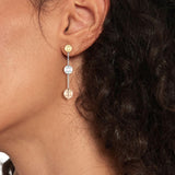 Γυναικεία ατσάλινα τρίχρωμα μακριά σκουλαρίκια Tommy Hilfiger 2780820 σε ασημί, χρυσό και ροζ χρυσό με σφαιρικά στοιχεία, φορεμένα.