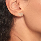 Γυναικεία καρφωτά σκουλαρίκια Tommy Hilfiger 2780739 ροζ χρυσά με ζιργκόν σε σχήμα καρδιάς φορεμένα στο αυτί.